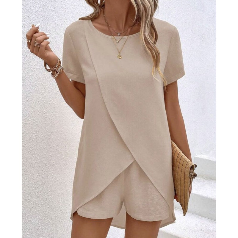 💃 Damset med Oregelbunden Topp & Shorts – Enfärgat Tyg, Trendig Design & Perfekt För Sommaren ☀️