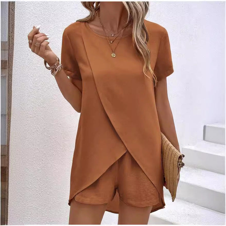 💃 Damset med Oregelbunden Topp & Shorts – Enfärgat Tyg, Trendig Design & Perfekt För Sommaren ☀️